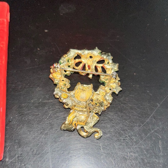 AJC Ruby Red, Emerald Green, and Black Enamel Holiday Wreath and Cat Brooch - Picture 5 of 5